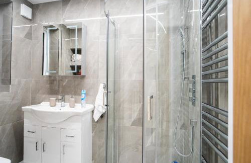 Modern 3 Bedroom House with Garden and Free Parking Long Stay Friendly - Foto 19