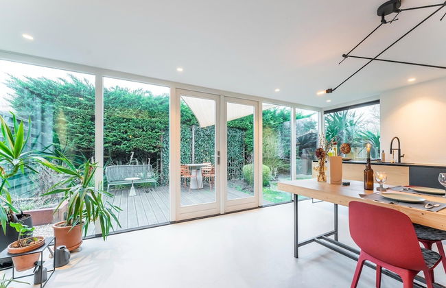 Stylish Holiday Home With Private Garden - Photo 21