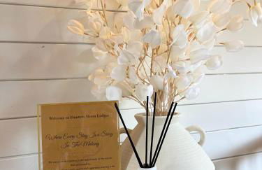 Otter 1 - Private Hot Tub - Bali Inspired Lodge - Bath - Longleat - Wiltshire - Photo 62