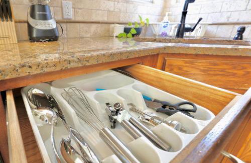 Gorgeous 4 bedroom 2,5 bath Home with Heated Pool, Spa & Game Room close to DFW Airport - Photo 32