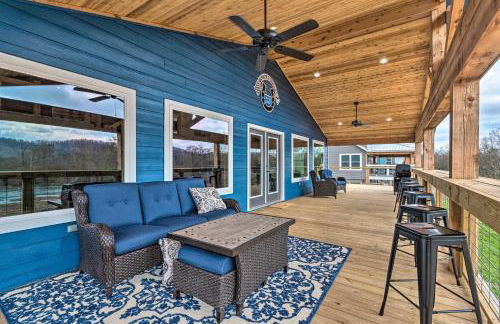 Upscale Riverfront Home with Beach and Fire Pit! - Foto 35