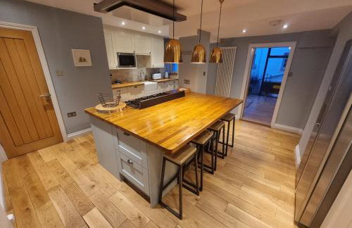 Neet Retreat - sleeps 7 next to beach - Foto 22