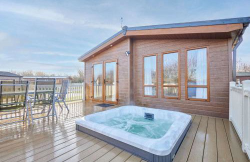 Hedgerow Lodge with Hot Tub - Foto 1