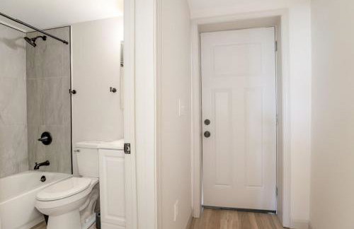 Lions Lair - 1 BR 1 BA Home Coffee Smrt TV Wifi - Photo 8