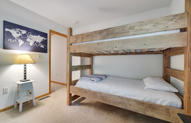 Elk Hollow by Avantstay Lakefront Chalet w Game Room Fire Pit - Photo 37