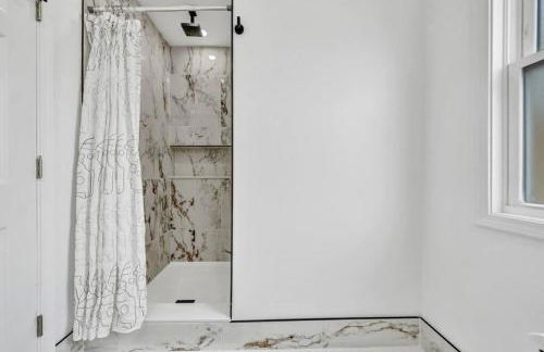 Stylish And Roomy Full House Dtwn - Photo 53