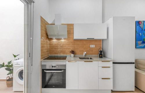 Urban Chic Oasis with AC, Private Pool and Wifi - Photo 9