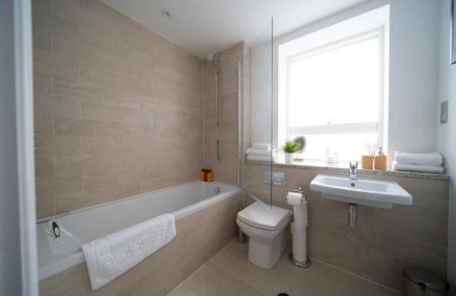 Deluxe Apartment near Cabot Circus w Parking sleeps 5 - Foto 9