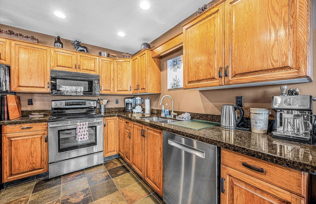 Fresh Tracks Retreat Ski In Out Hot Tub - Photo 16