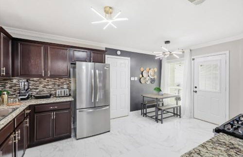 4-BD 2-BA with Backyard Pool Retreat + Game Room - Foto 12