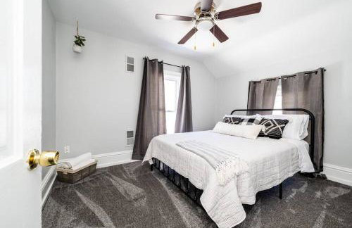 Elm St Retreat - 3 Min walk to Downtown Three Oaks - Foto 9