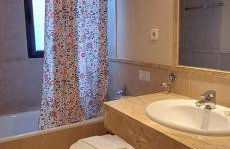Apartamento de tres dormitorios muy espacioso con jardines y piscinas - Foto 13