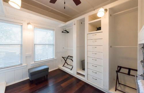 Remodeled Historic Lakefront Gem Overlooking Lake Travis and Jones Brothers Park *Great for Families and Groups* - Foto 8