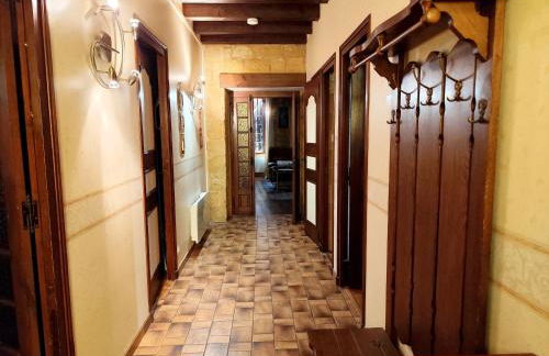 Demeure du XIIIe-XIVe s. dans la cité médiévale. - Photo 7