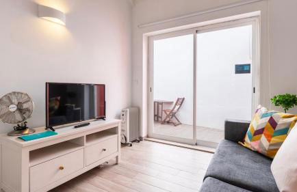 Cozy Retreat with Patio Near Sintra by LovelyStay - Foto 11