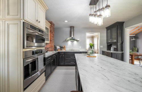 Charming 3BR Home Near DT with King Bed and Fire Pit - Foto 36