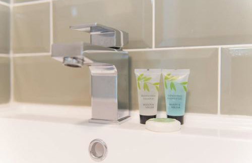 LYNNTON HOUSE Stunning 6 bed Town Centre House ALL with En-Suites Prime Location Tamworth - Foto 13