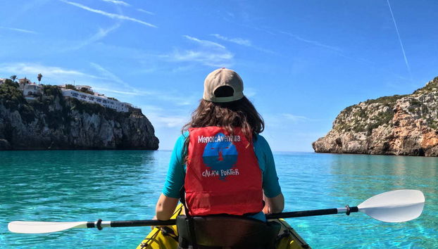 Profitez d'une balade en kayak sur des eaux cristallines
