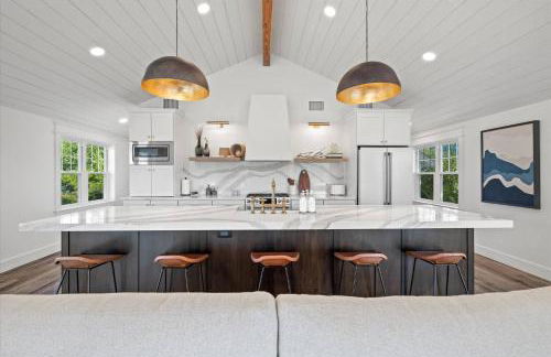 Luxury Lakeview Stay | Main&Guest House, Sleeps 10 - Foto 20