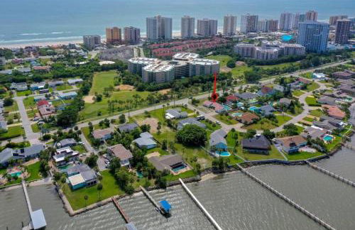 Large pool home and blocks away from the beach - Foto 18