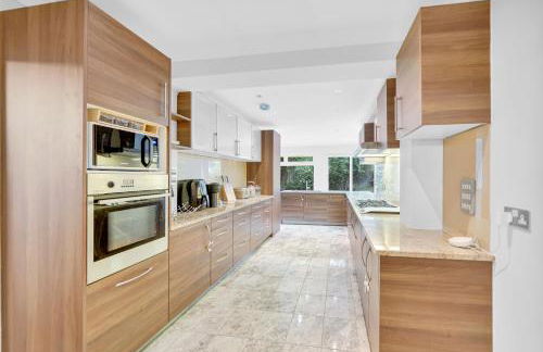 Lux 5 Bed sleeps 11, 10 mins from Wembley Stadium, Jacuzzi and Steam Shower - Photo 8