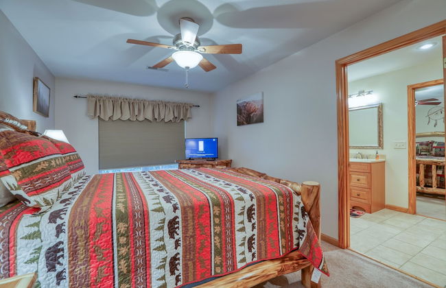 Smoky Mountain Getaway 3 Bedroom Cabin by RedAwning - Photo 3