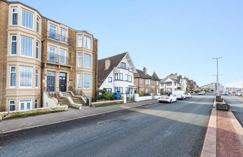Beachfront Apartment 3 Bedrooms Sleeps 7 - Gateway to the Lake District - Newly Refurbished - Foto 21
