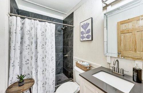 Riverfront Royal Home with Hot Tub and Fire Pits! - Foto 21