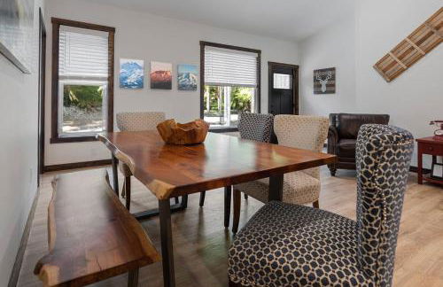 Luxe Mt. Rainier Lodge w/ Hot Tub-AC-Game Room - Foto 3