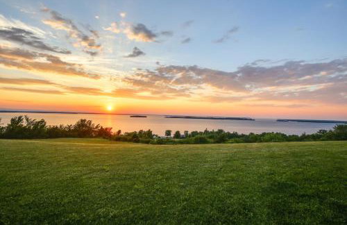 Lake View Champlain Home with Hot Tub and Sauna! - Foto 34
