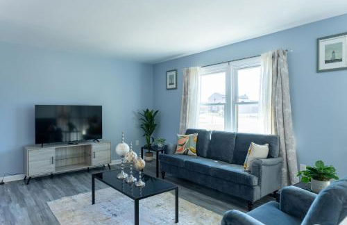 Charming 3BR Home With a Deck and Yard - Photo 6