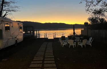 Peaceful Lakeside Retreat - Cozy 3BR Waterfront Home - Foto 27