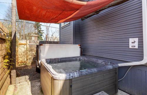 Modern Living w hot tub in Alberta Arts District - Foto 21