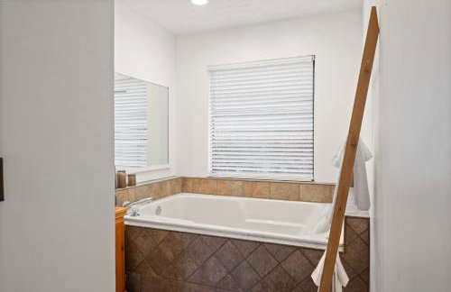 Locklyn's Loft | Views, Hot Tub, Game Room & MORE! - Foto 29