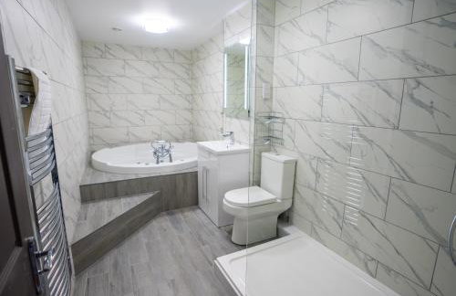 Penthouse 3 Bed, Large HotTub Long stay Discount - Photo 16