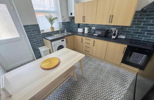 Levenshulme House - 2 Bedroom - Sleeps 6 - Free Parking & WiFi - Foto 13