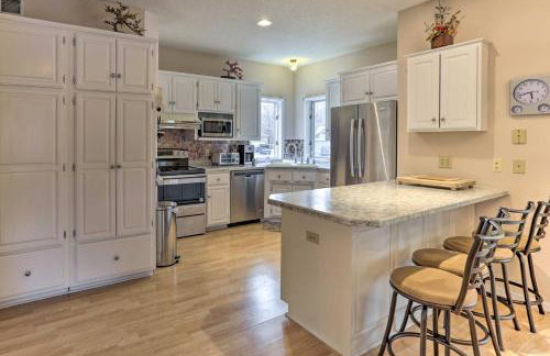 Eagan Home with Porch - 5 Mi to Mall of America! - Foto 3