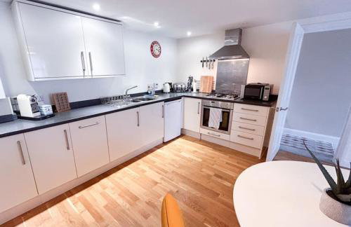 Waterside apartment, central Falmouth, Vi-spring king bed, gated parking - Foto 11