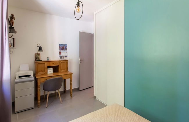 Beautiful Holiday Home With Swimming Pool - Photo 9