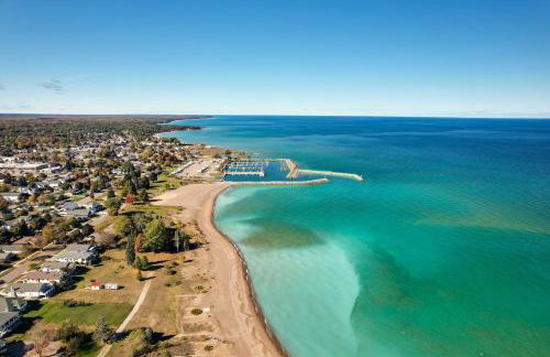Dom Rodzinny Lakeview Getaway - Walk to Lake Huron - Photo 39