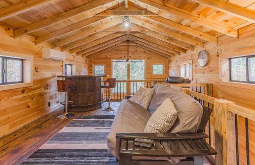 Cozy Cabin Retreat w/ Hot Tub & Nature Views - Foto 10