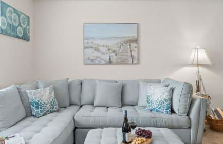 Steps from the Sand Bright Coastal Stay w Pool Access Coastal Hideaway by AvantStay - Foto 3