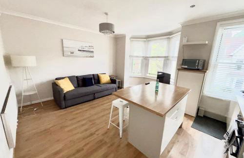 Entire 2 Bed First Floor Flat - Photo 11