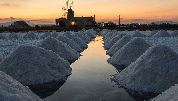 Entardecer nas salinas de Trapani