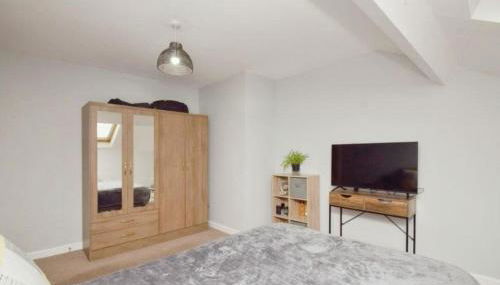 Lovely 2 bedroom flat in town centre by train station - Foto 2