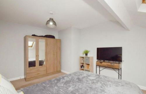 Lovely 2 bedroom flat in town centre by train station - Foto 2