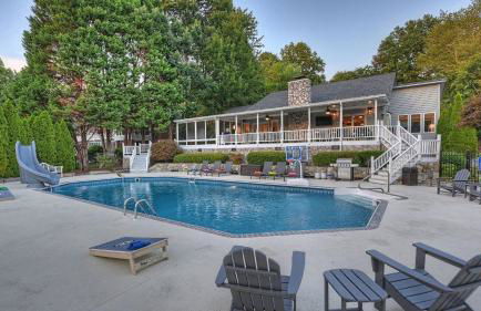 Lakefront Home w Pool, Dock, Fire Pit & Game Room Sip, Sip Away by Avantstay - Foto 22