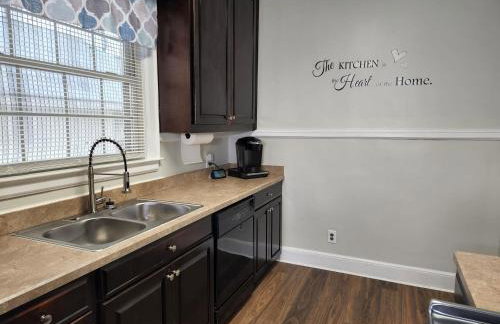 Spacious Centrally Located 3 Bed 2 Bath - Sleeps 8 - Foto 17