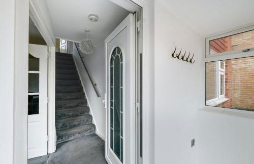 Elegant 5 Bed Home with Garden & Parking - Slough - Foto 13