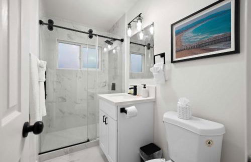 Explore North Park Chic 2br with Fire Pit Sleeps 6 - Foto 36